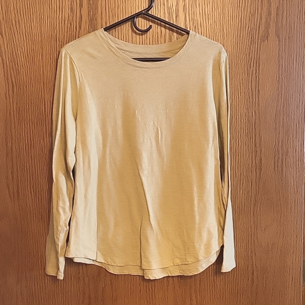 Women's long sleeved shirt.